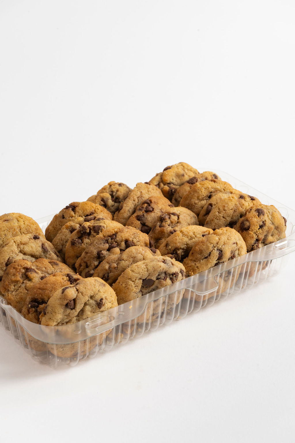 Un envase de plástico con 25 unidades de mini galletas con chispas de chocolate