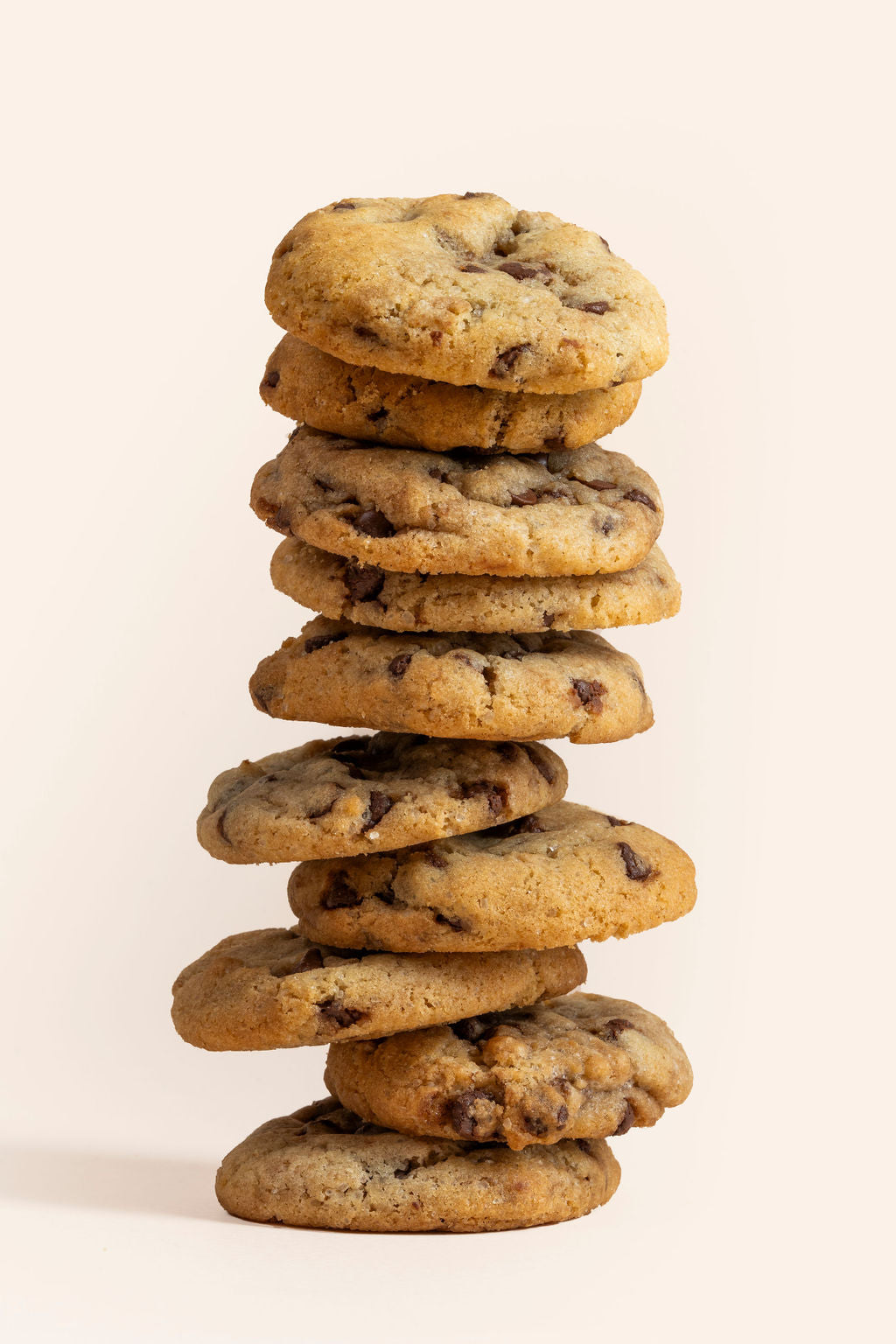 Una torre de 10 galletas de mini galletas con chispas de chocolate