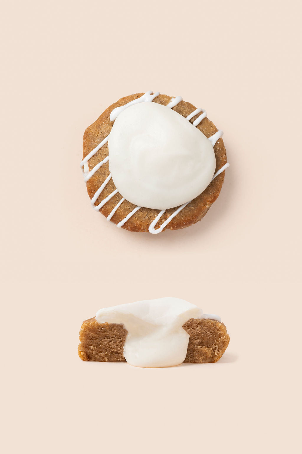 Galletas de vainilla rellena de canela y frosting de queso crema, y decorada con un glaseado con un toque de limón 