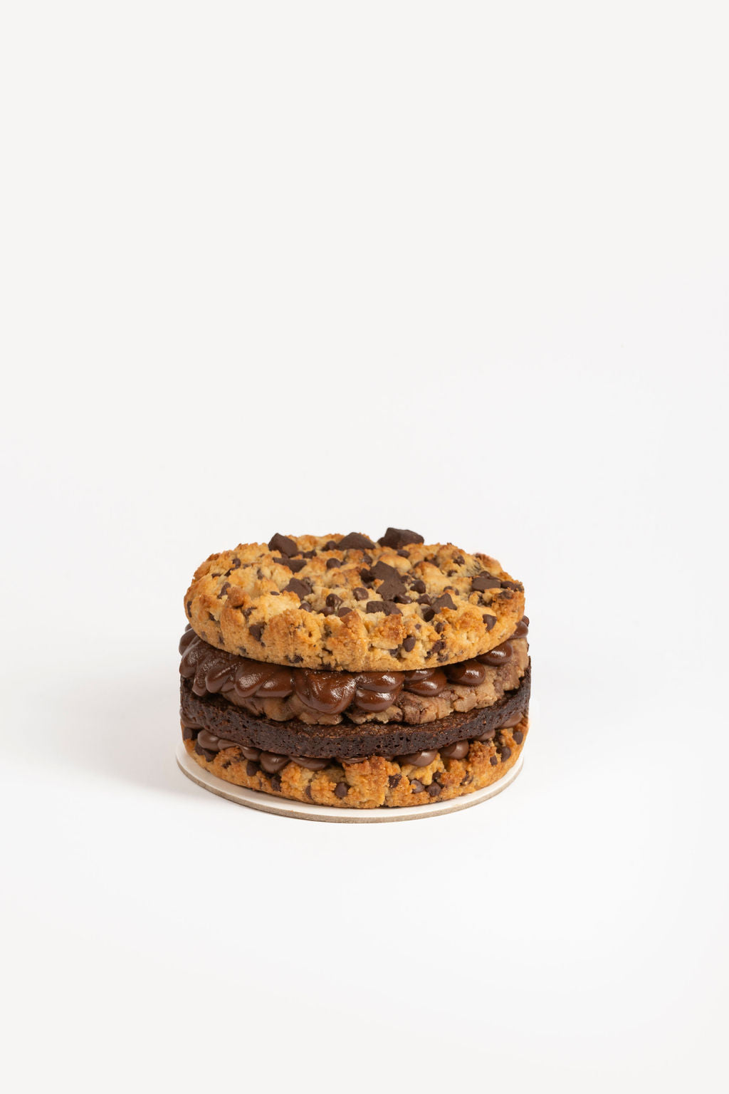 Torta de galleta con dos capas de galleta de vainilla y chocochips, brownie, cookiedough, nutella y fudge