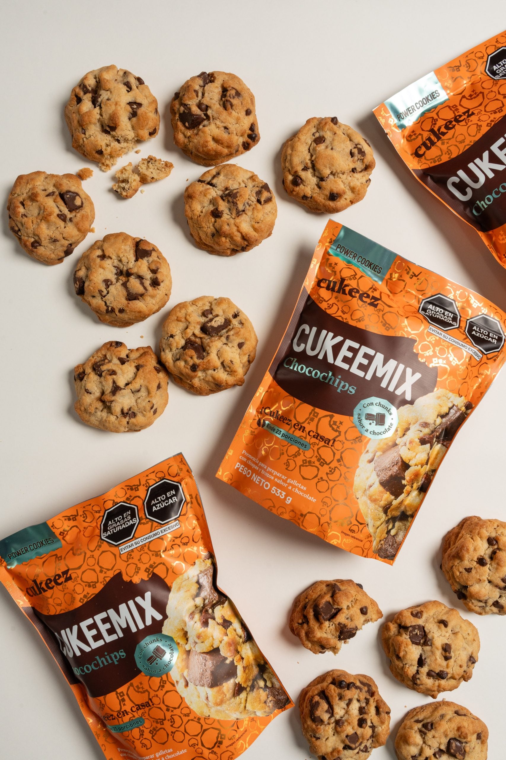 Premezcla de galletas chocochips para hacer en casa. Contiene chunks de chocolate bitter y chispas de chocolate