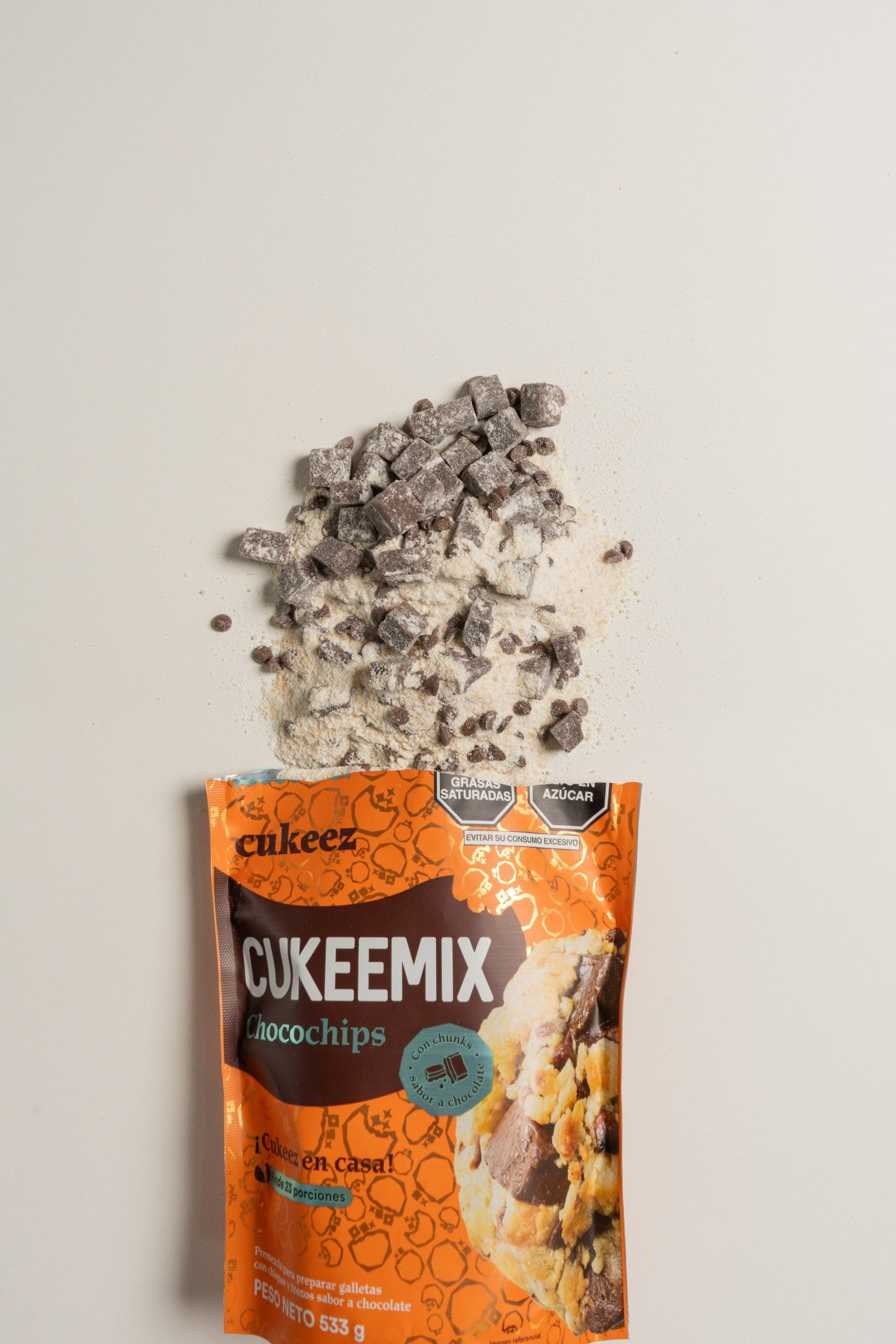 Una bolsa de pre mezcla abierta con los ingredientes saliendo de la bolsa 