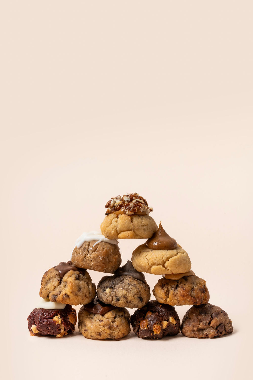 Mini galletas rellenas de diferentes sabores y diferentes toppings