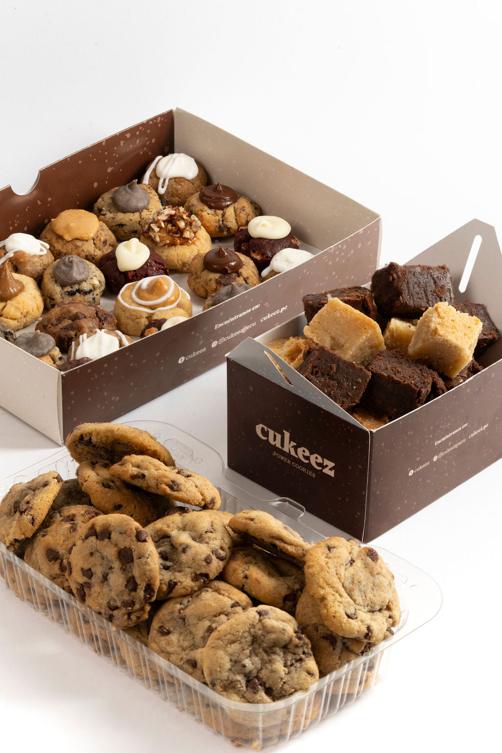Party Deal que contiene 12 mini galletas rellenas de sabores surtidos, 24 mini galletas melcochudas de chispas de chocolate y 18 brownies y blondies melcochudos en miniatura.