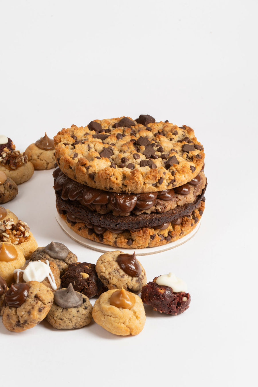 Pack de fiesta que contiene una mini Cukeecake o una mini Cukeetower y unas 24 mini galletas rellenas de sabores surtidos